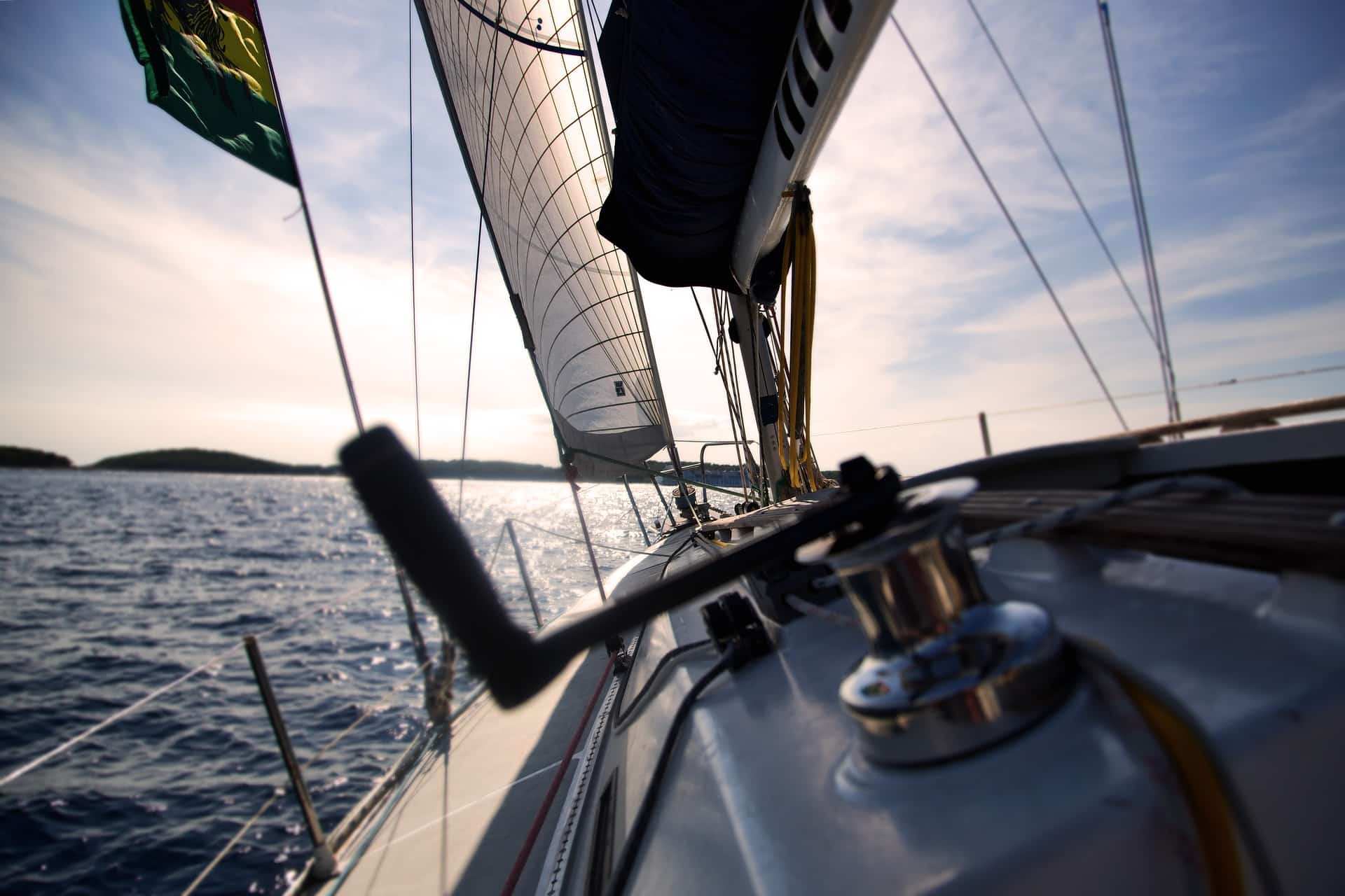 Ein Blick auf ein Segelboot, das im Meer segelt.